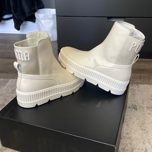 Size UK 9.5 EUR 44 Unisex Puma X Fenty Chelsea Sneaker Boots in Vanilla Ice